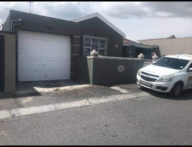 5 BEDROOM HOUSE FOR SALE IN PELIKAN PARK